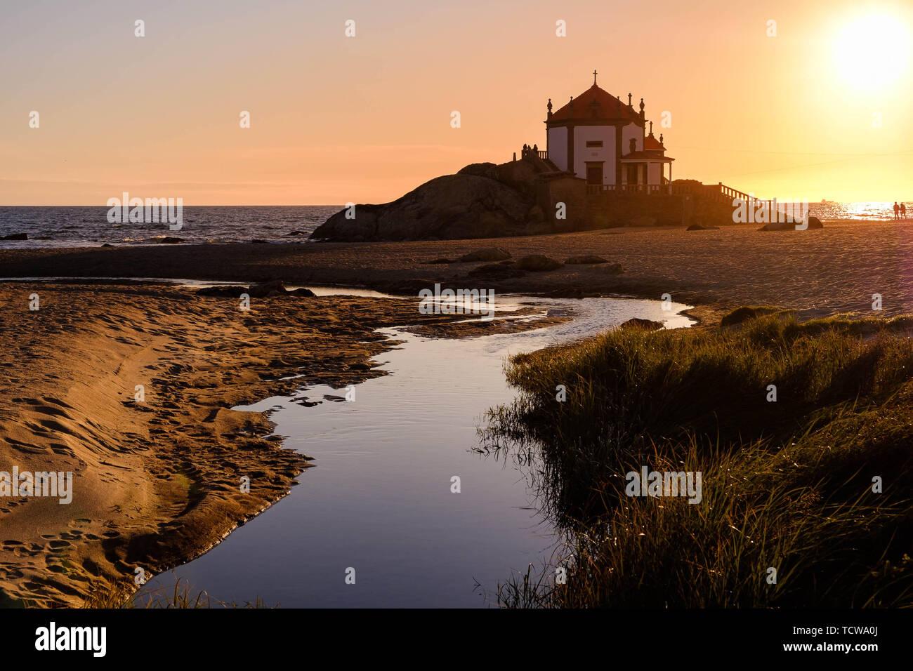 Vila Nova de Gaia, Portugal - Juni 09, 2019: Fluss auf dem Weg zum Meer, Kapelle auf den Felsen bei Sonnenuntergang, Porto district, Portugal Stockfoto