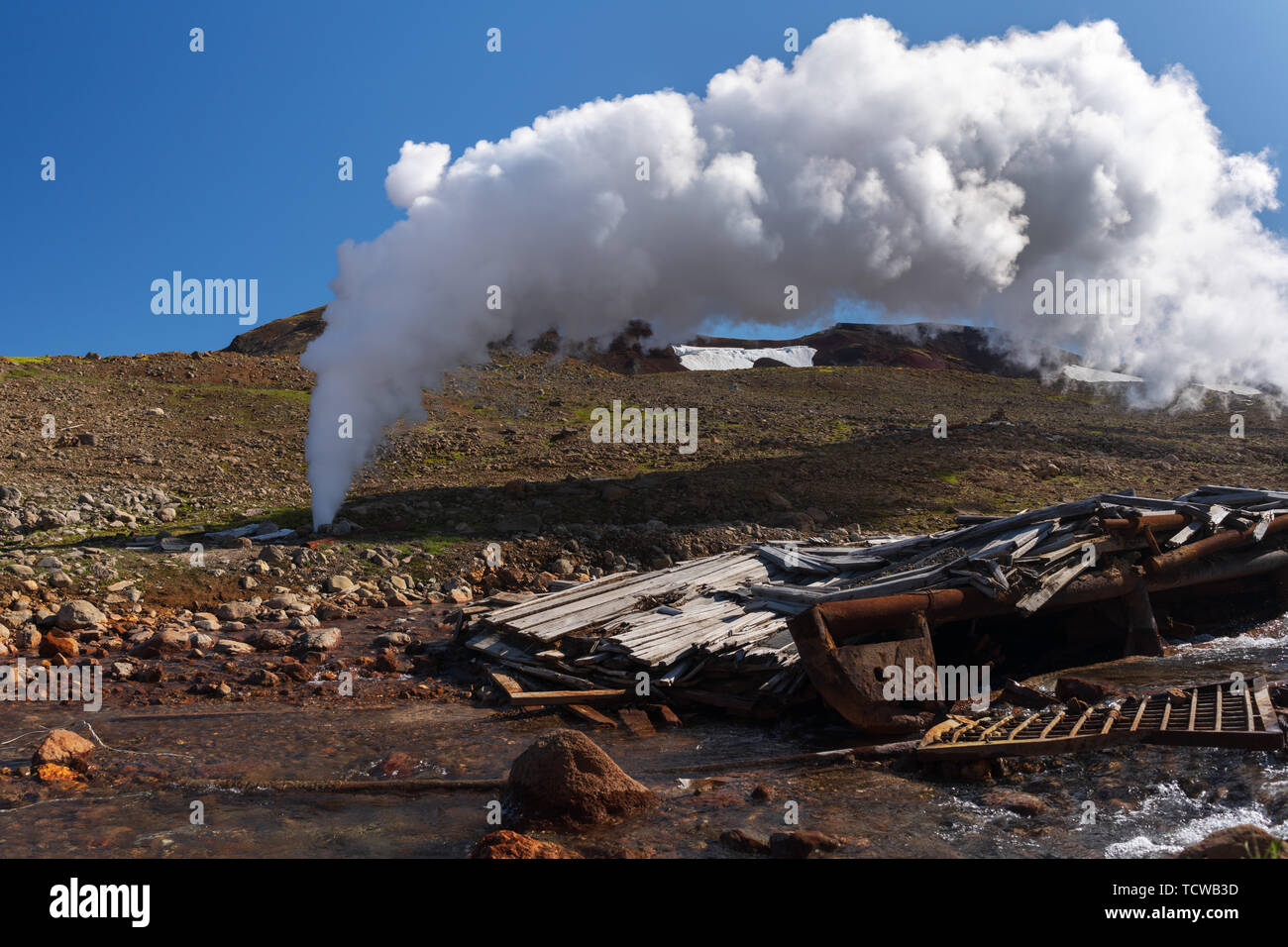 Emission von Mineralien natürlichen thermischen Wasser, Dampf (Dampf-Mischung) von geologischen und geothermischen Kaution, erdwärmekraftwerk Stockfoto