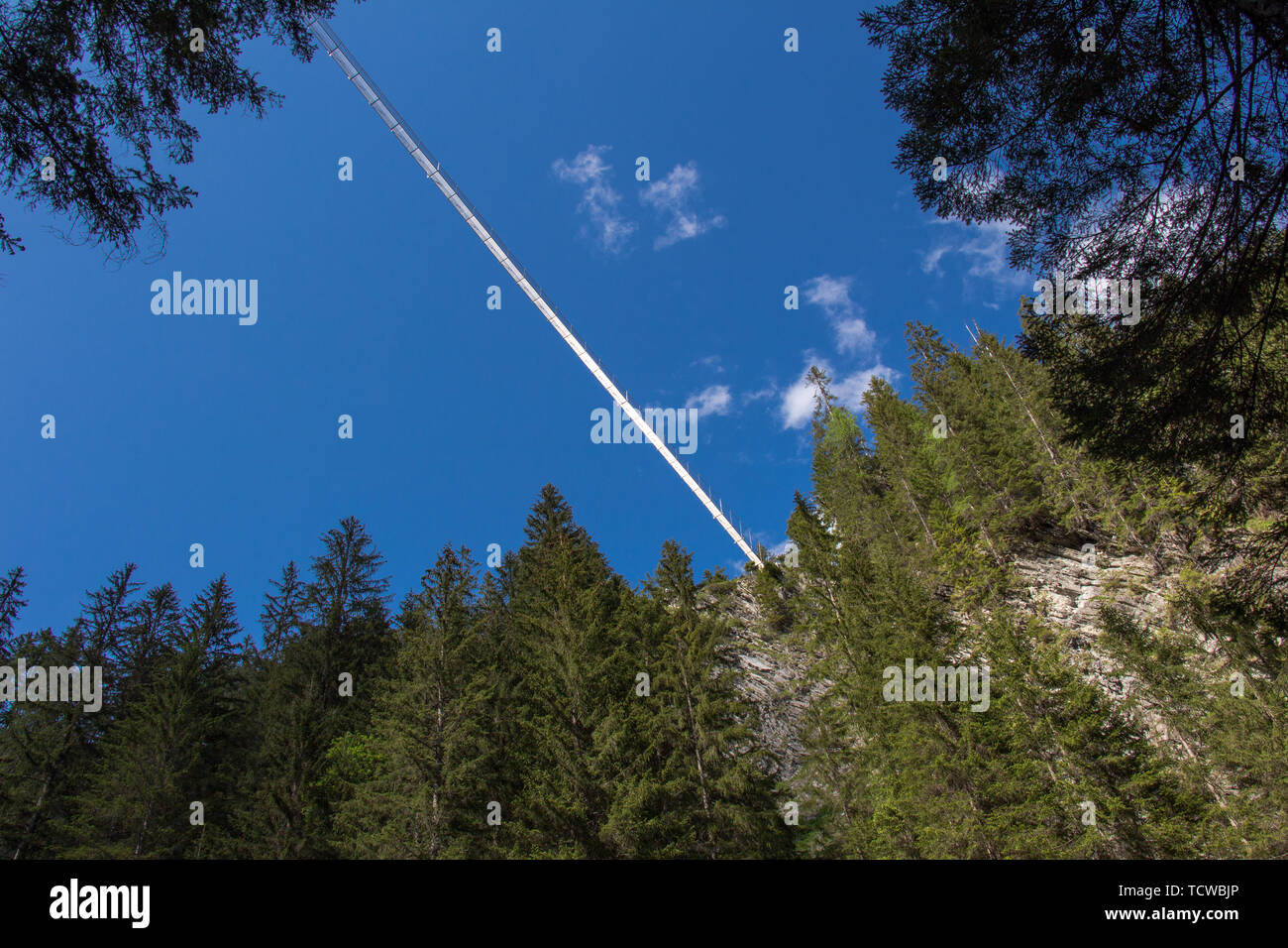 Hängebrücke in Holzgau von unten. Stockfoto