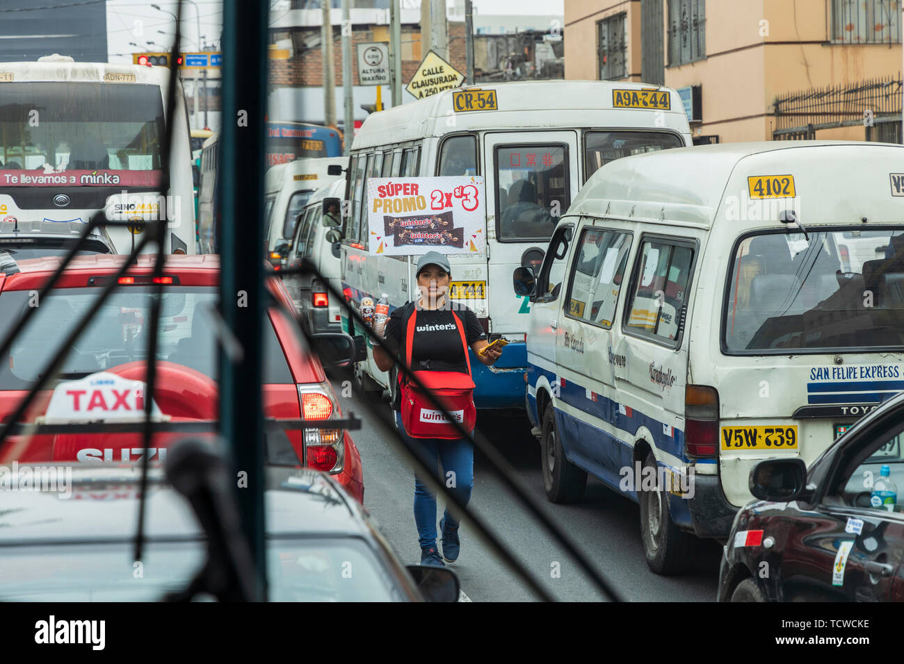 Straßenverkäufer gesehen von einem Trainer wie es der Stadt Lima in Peru, Südamerika verlässt. Stockfoto