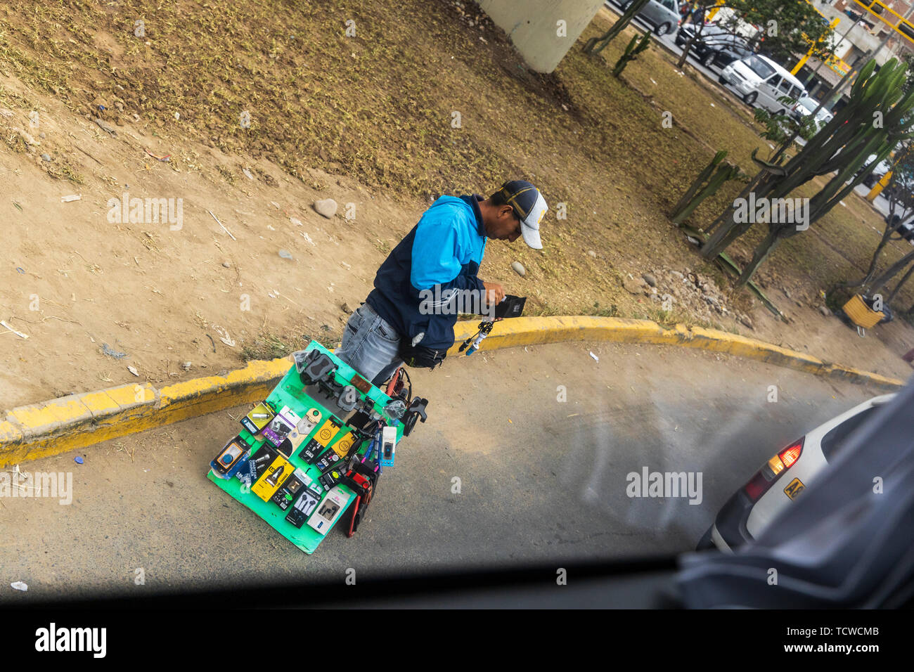 Straßenverkäufer gesehen von einem Trainer wie es der Stadt Lima in Peru, Südamerika verlässt. Stockfoto