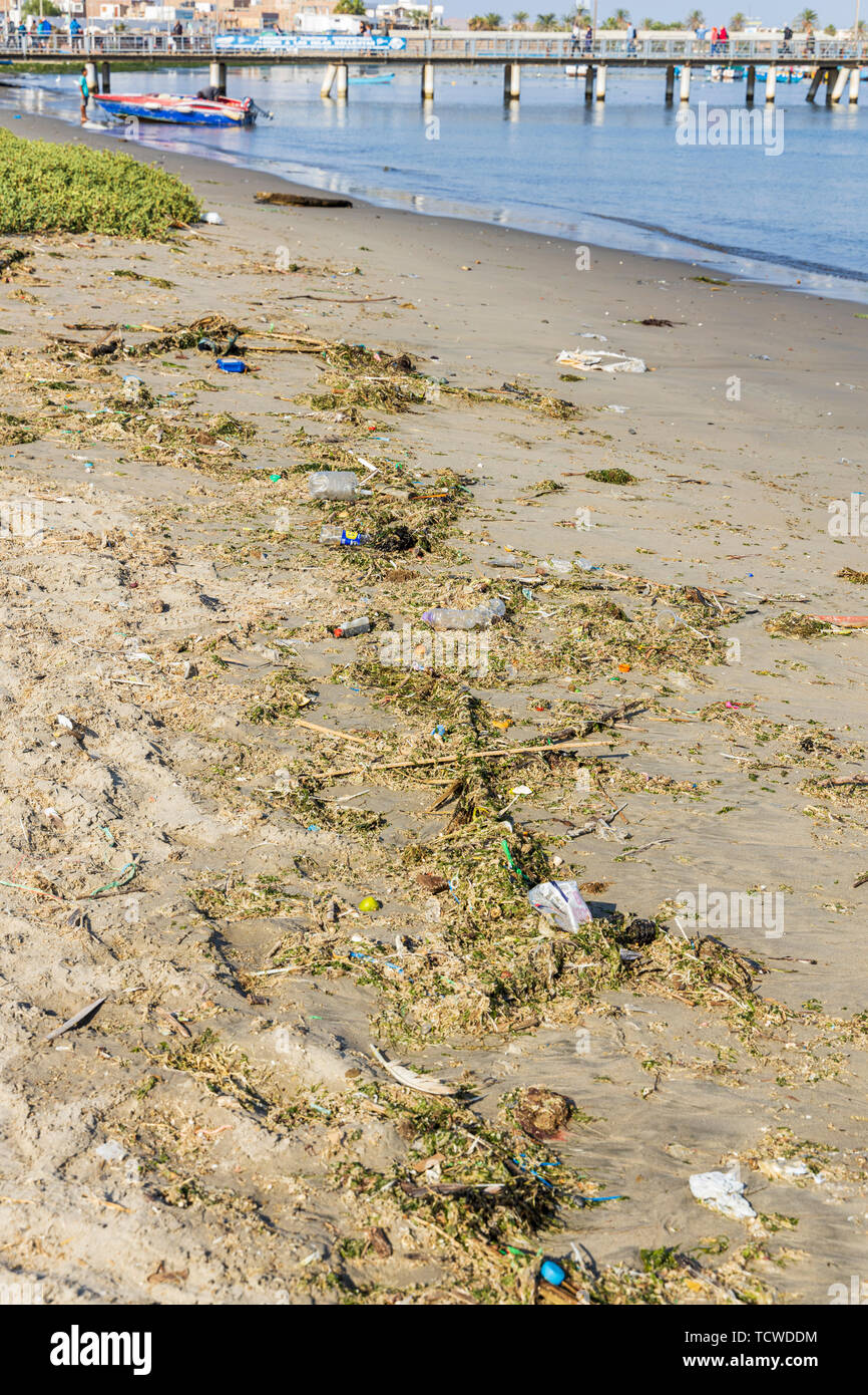 Weggeworfene Plastikflaschen und anderen Müll am Strand in Lima, Peru, Südamerika, Stockfoto
