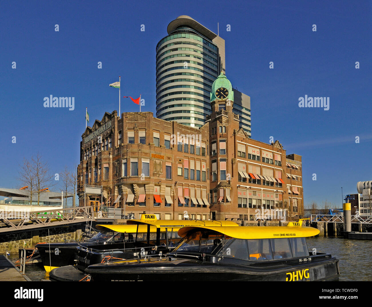 Rotterdam Zuid Holland/Niederlande - Februar 16, 2088: Blick von rijnhaven auf Hotel Newyork, World Port Center (Rotterdamer Hafenbehörde) und Wat Stockfoto