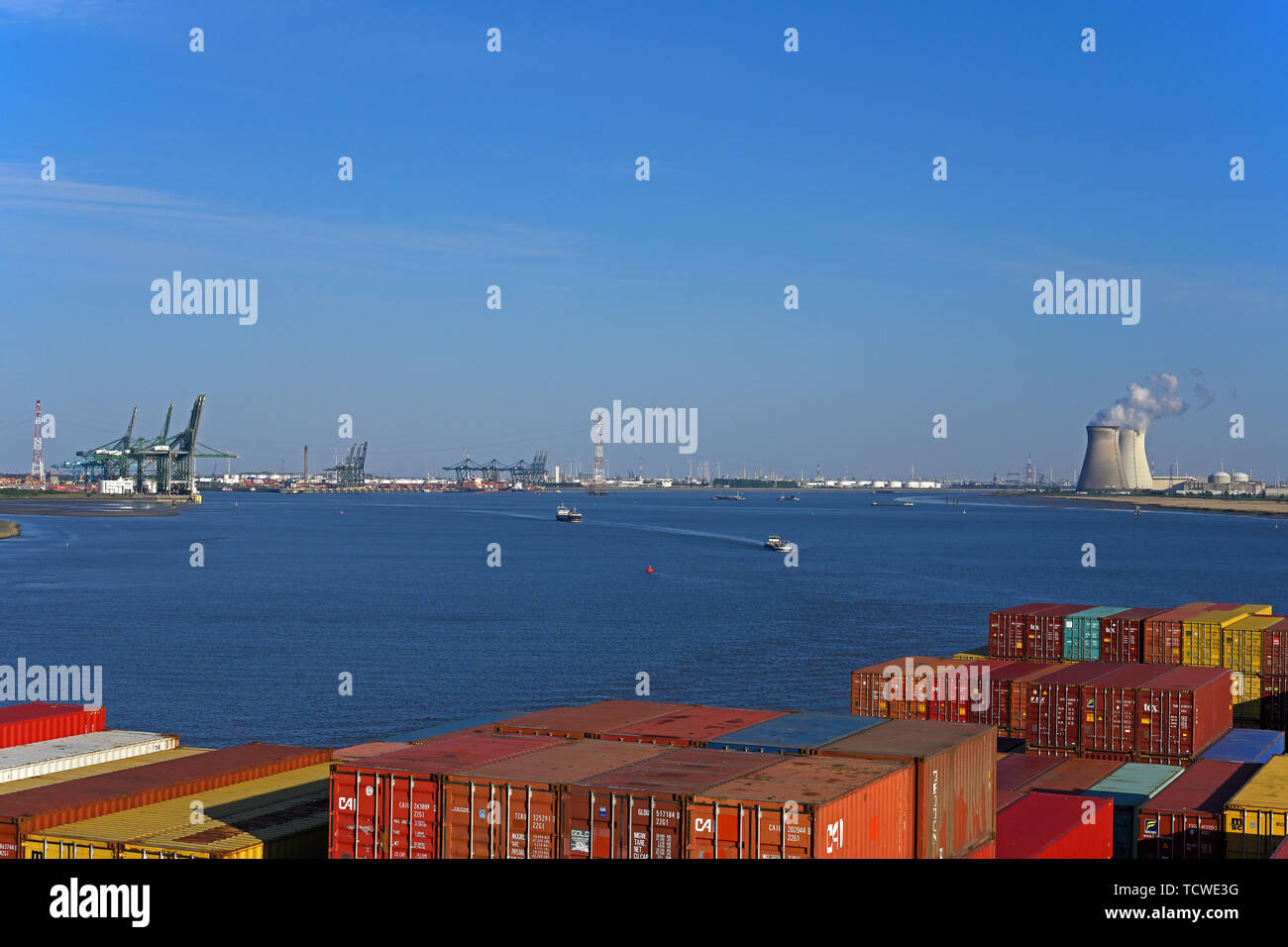 Antwerpen, Belgien - 2019.05.15: Panoramablick über den Fluss Schelde auf doel Kernkraftwerk und Hafen von Antwerpen Container Terminals Stockfoto