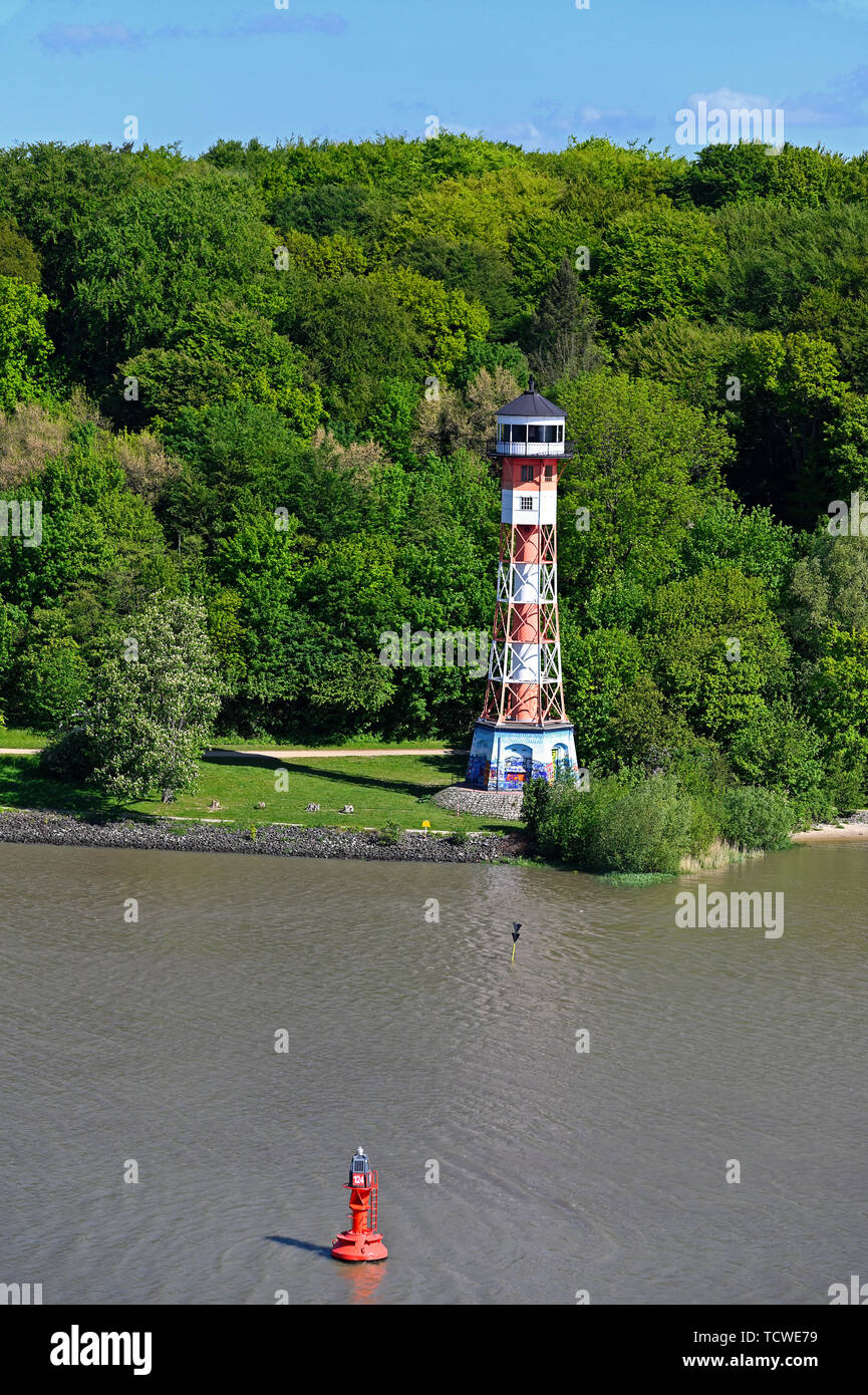 Hamburg, Deutschland - 2019.05.12: Die historischen Baum vorne Leuchtturm am Ufer der Elbe Stockfoto