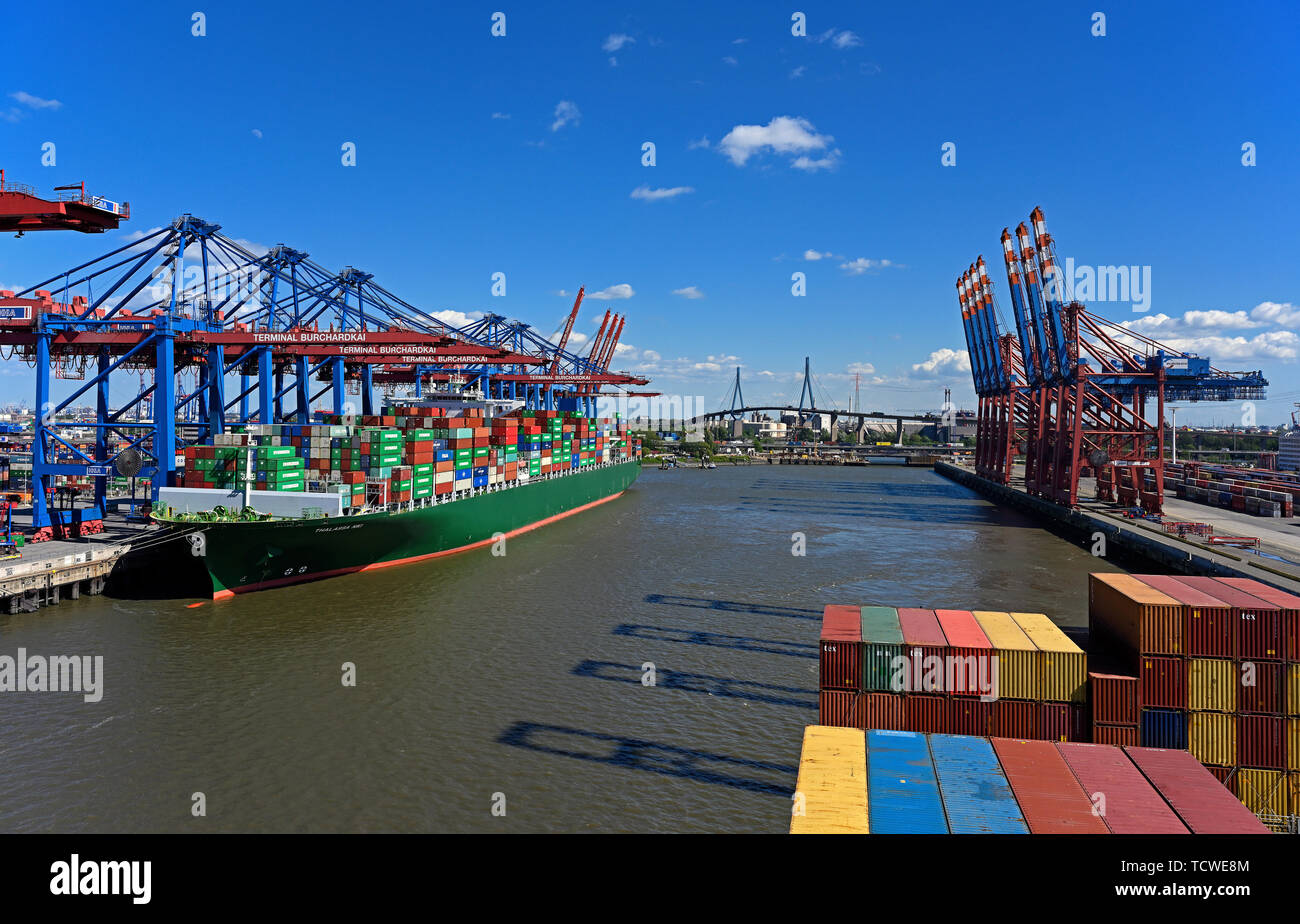 Hamburg, Deutschland - 2019.05.13: waltershof Container Terminals Burchardkai der hhla und Eurogate predöhlkai, Hintergrund: köhlbrandbrücke Stockfoto