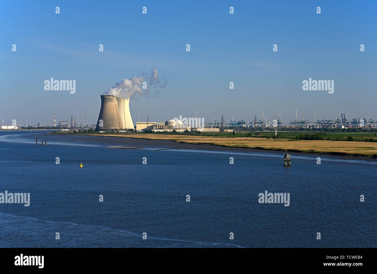 Antwerpen, Belgien - 2019.05.15: Panoramablick über den Fluss Schelde auf doel Kernkraftwerk und Hafen von Antwerpen Container Terminals Stockfoto