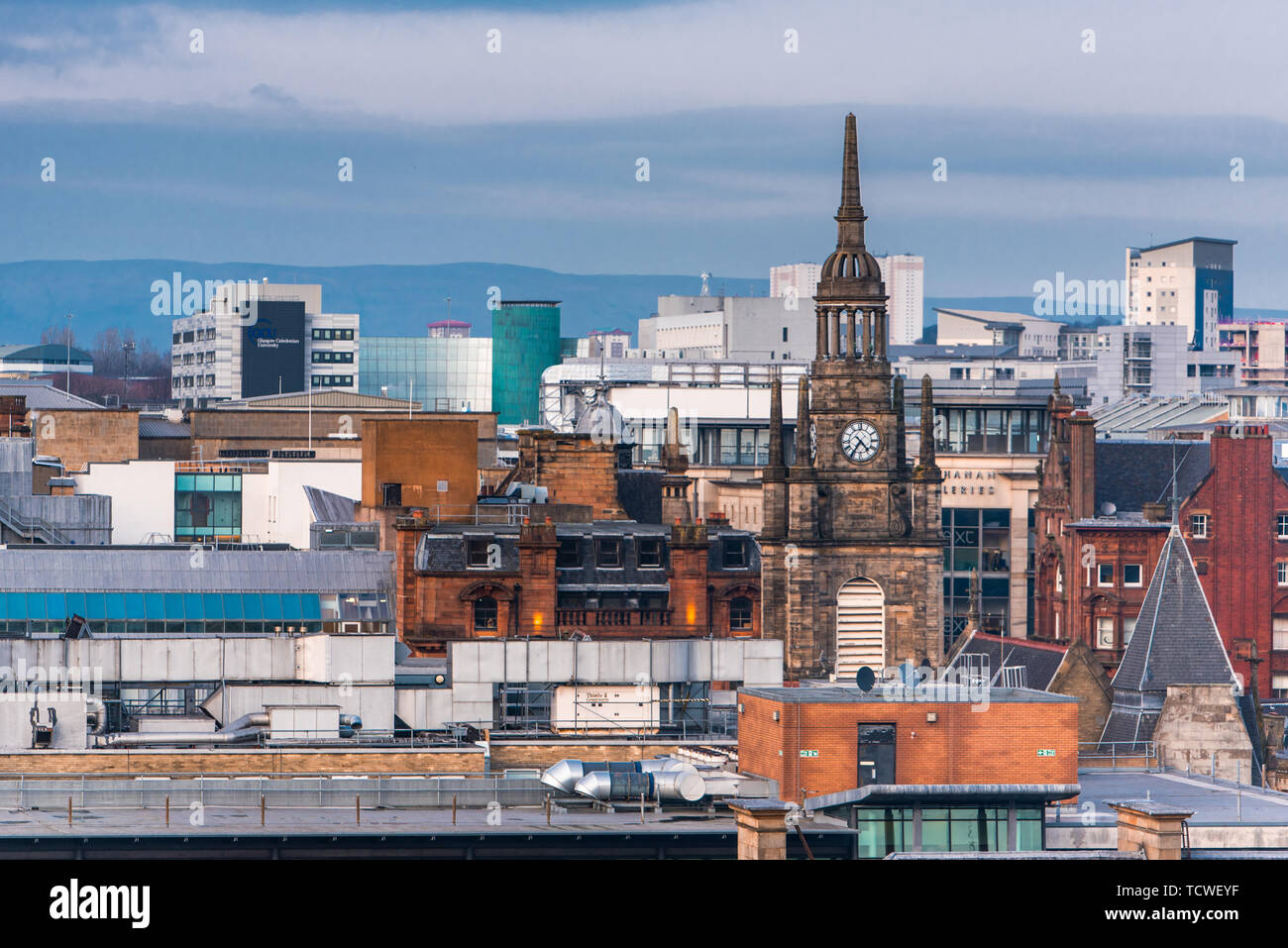 Ein Blick auf die gemischte Architektur von alten und neuen Gebäuden in der Stadt Glasgow, mit der Clock Tower im Blick. Schottland, Vereinigtes Königreich Stockfoto