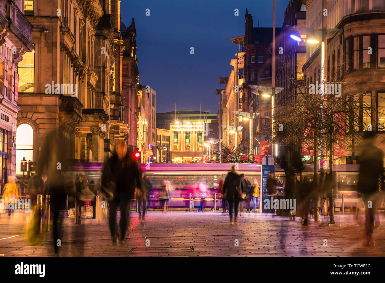 Glasgow/Schottland - Februar 15, 2019: Fußgänger entlang der hell erleuchteten Buchanan Street im Zentrum der Stadt bei Nacht Stockfoto