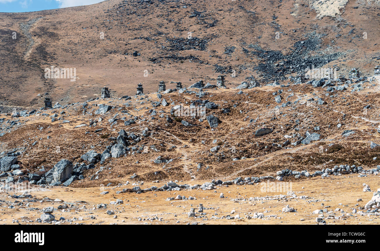 Die Gedenkstätte für Menschen, die ihr Leben verloren, wenn Mt klettern. Everest, an Thokla La etwas außerhalb des Dorfes Dughla im Khumbu Valley in Stockfoto