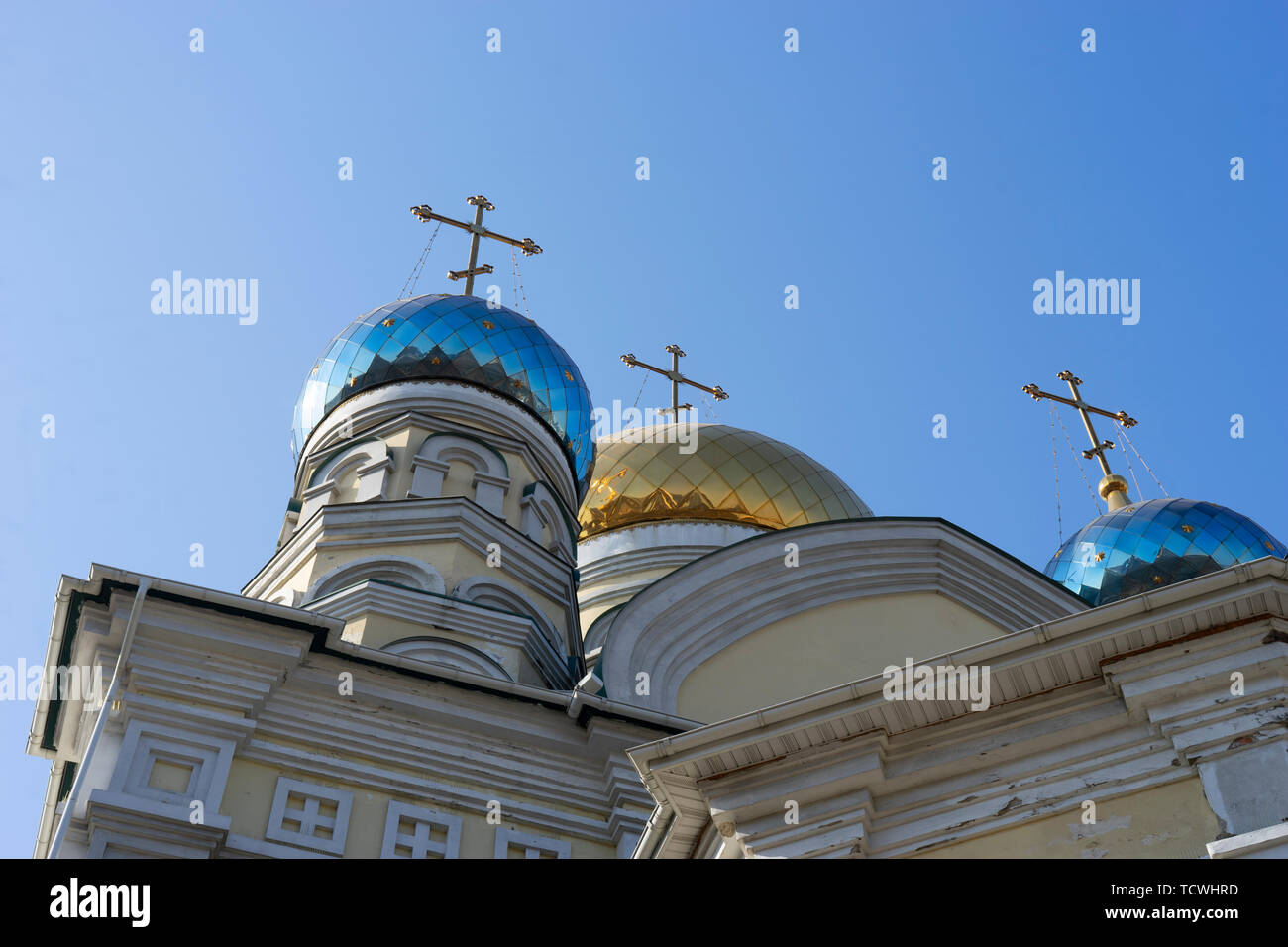 Wladiwostok, primorski Krai-February 13, 2019: pokrovsky Cathedral gegen den blauen Himmel Stockfoto