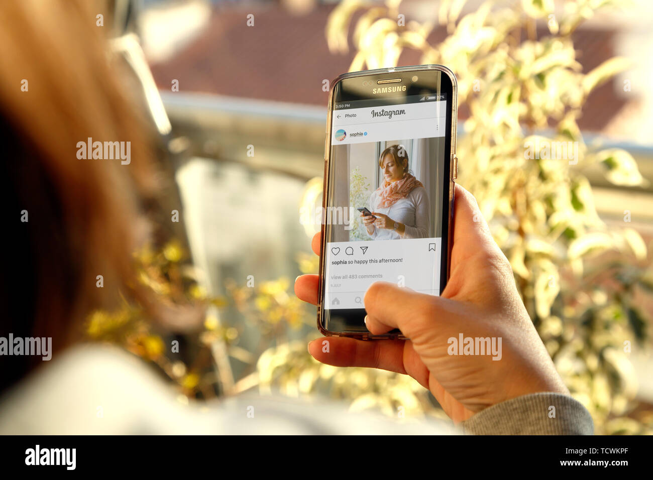 ROSARIO, Argentinien - August 8, 2017: Mädchen mit Smartphone in den Händen und einem Instagram App auf dem Bildschirm. Junge Frau, tausendjährigen, Technologie. Soziale Stockfoto