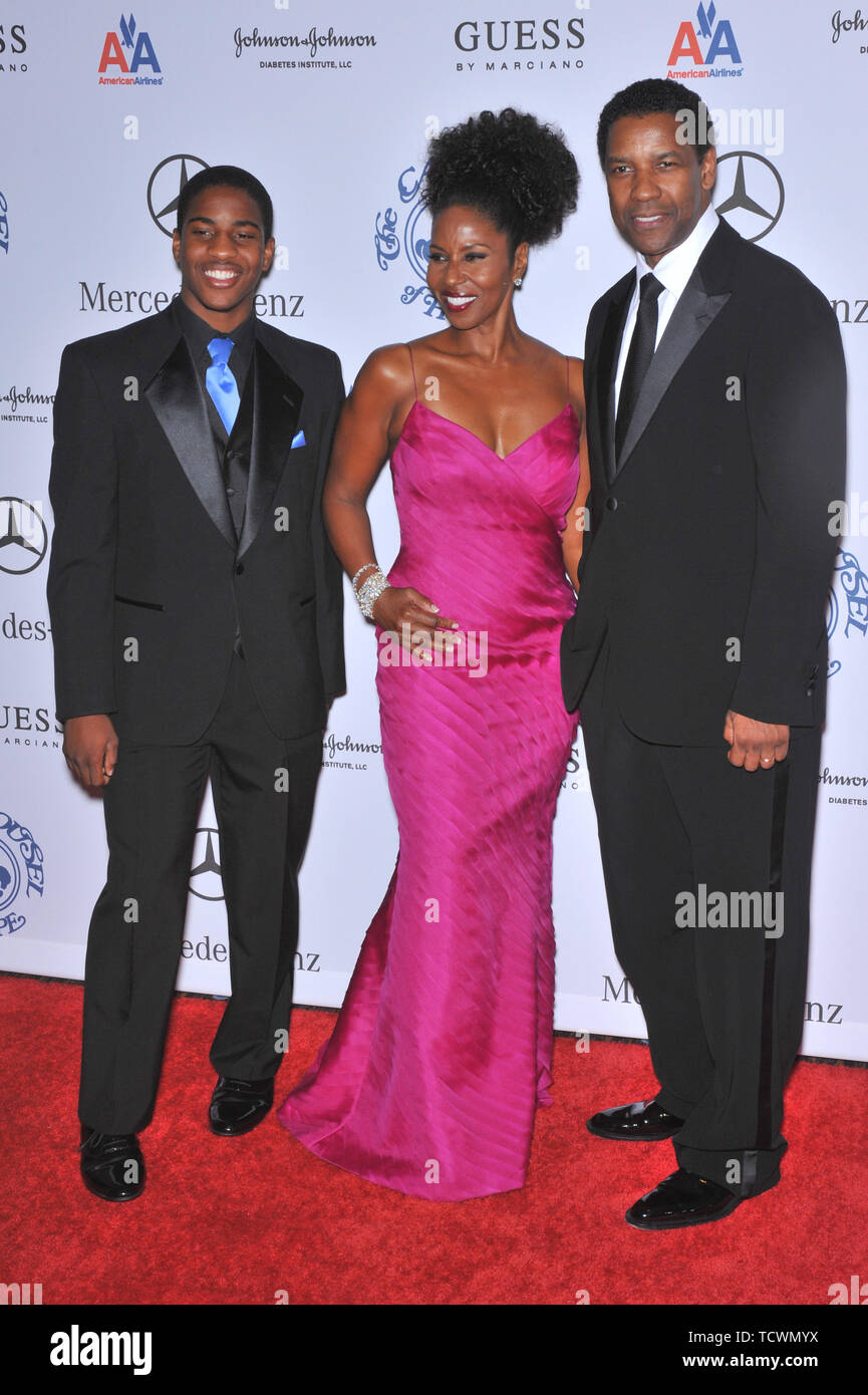 LOS ANGELES, Ca. Oktober 25, 2008: Denzel Washington, Frau Pauletta Washington & Sohn Malcolm Washington 2008 Karussell der Hoffnung Kugel im Beverly Hilton Hotel, Beverly Hills, CA. © 2008 Paul Smith/Featureflash Stockfoto