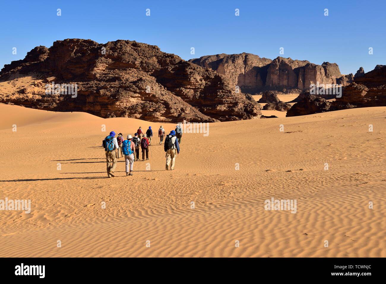 Gruppe von Menschen wandern in Tehouak, Tassili n'Ajjer Nationalpark, Algerien, Sahara, Afrika Stockfoto
