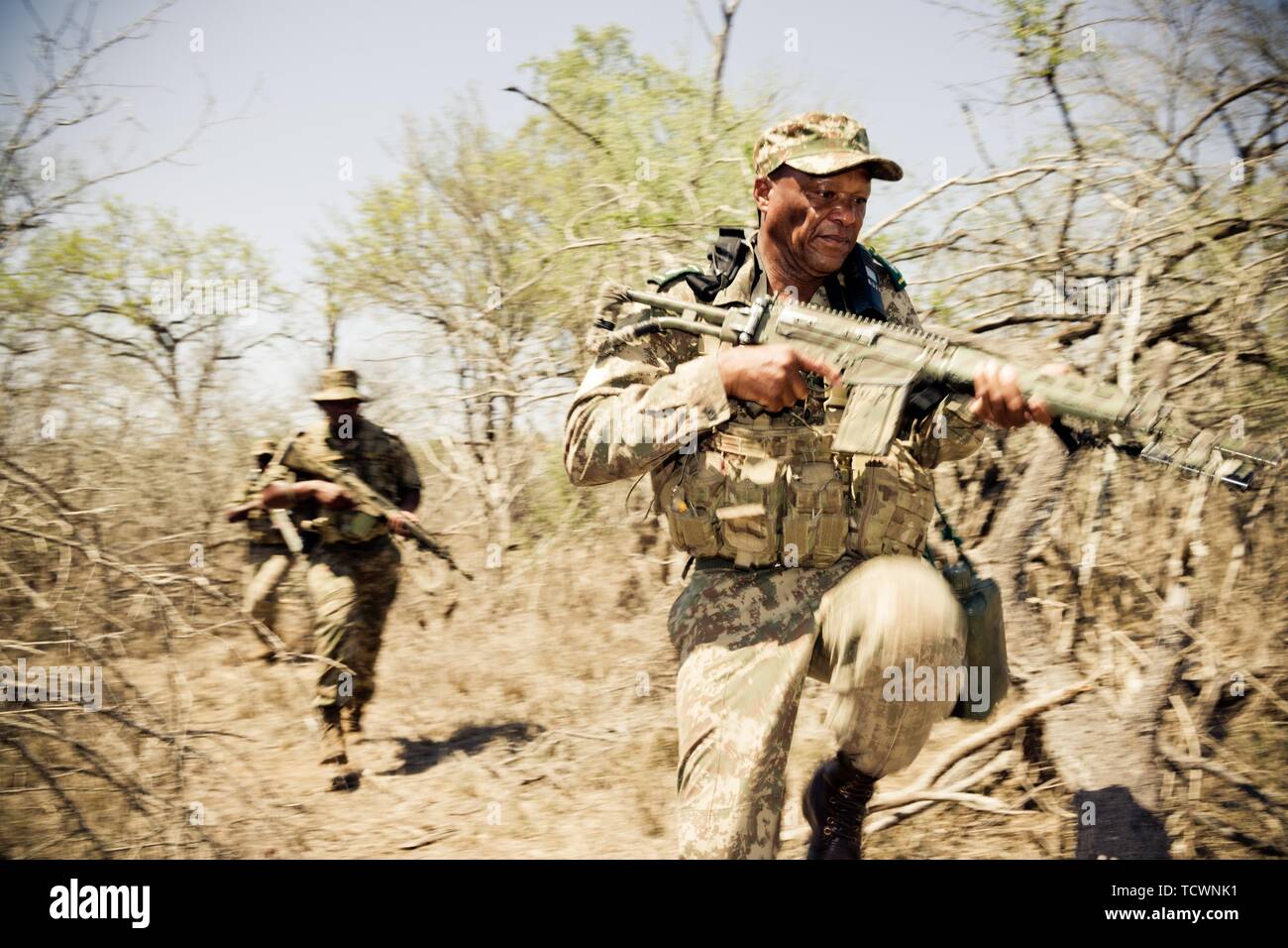 Wildhüter mit Schusswaffen auf der Jagd nach Wilderern, Krüger Nationalpark, Südafrika Stockfoto