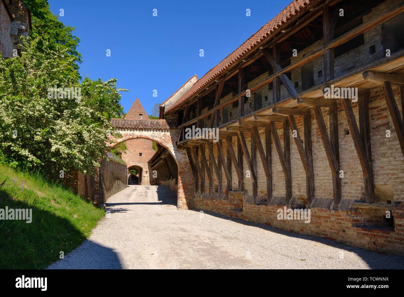 Zinne gehen und der äußeren Gatekeeper Haus, Burg Trausnitz, Landshut, Niederbayern, Bayern, Deutschland Stockfoto