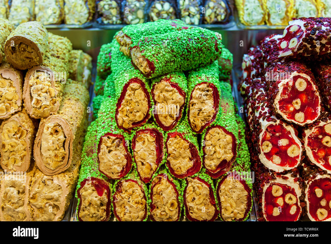 Türkische Spezialitäten bunte Schokoriegel Turkish Delight mit Muttern orientalische Süßigkeiten Stockfoto