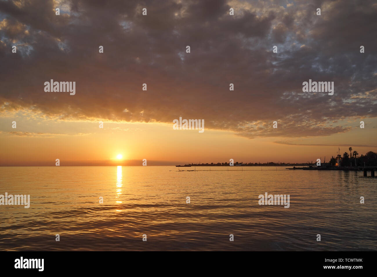 Schöne dramatischer Sonnenuntergang auf dem Hintergrund der ruhigen Meer. Stockfoto
