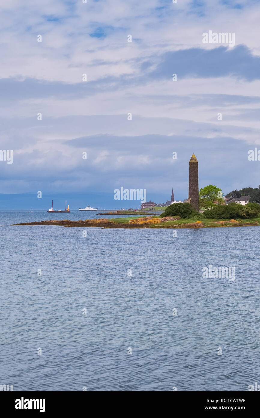 Largs Vorland schauend hinter dem Bleistift Denkmal der Viking Schlacht von Largs im Jahre 1263 zu gedenken. Der Largs zu Millport Fähre und Ingenieur Stockfoto