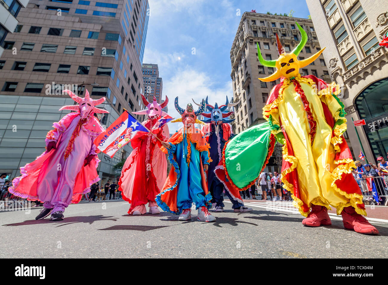 New York, USA. 09 Juni, 2019. Die 62. jährlichen nationalen Puerto Rican Day Parade der Tradition des feiern die Besten der Puertoricanischen Kultur und Musik während einer Hommage an die Helden, die sich auf die Wiederherstellung, der Wiederaufbau und die Erneuerung Bemühungen seit dem Hurrikan Maria beigetragen. Die Parade angekündigt auch mehrere unterschieden Puertoricaner honorees bis März Fifth Avenue am 9. Juni 2019. Credit: Erik McGregor/Pacific Press/Alamy leben Nachrichten Stockfoto