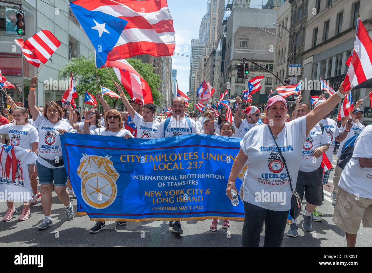 New York, USA. 09 Juni, 2019. Am 9. Juni 2019, Millionen von Menschen säumten die Straßen entlang der 5th Avenue in Midtown Manhattan feiern ihren Puerto Rican Erbe. In seinem 62. Jahr, die nationalen Puerto Rican Day Parade ist die größte Parade der Puertoricanischen Kultur. Das diesjährige Thema war "Un Pueblo, Muchas Voces' (eine Nation, viele Stimmen) feiert die Vielfalt von Puerto Rico. Credit: Gabriele Holtermann-Gorden/Pacific Press/Alamy leben Nachrichten Stockfoto