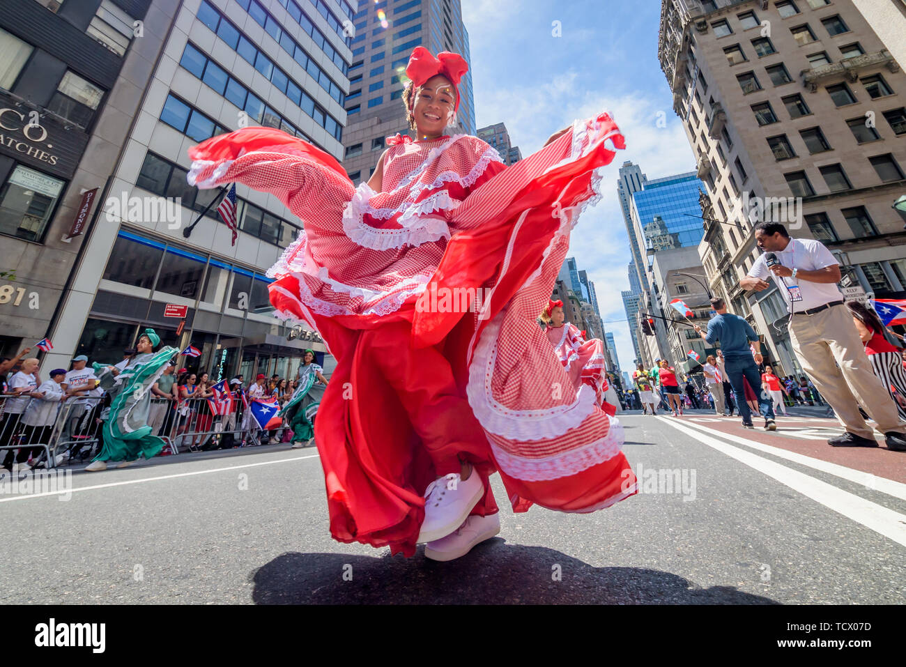 New York, USA. 09 Juni, 2019. Die 62. jährlichen nationalen Puerto Rican Day Parade der Tradition des feiern die Besten der Puertoricanischen Kultur und Musik während einer Hommage an die Helden, die sich auf die Wiederherstellung, der Wiederaufbau und die Erneuerung Bemühungen seit dem Hurrikan Maria beigetragen. Die Parade angekündigt auch mehrere unterschieden Puertoricaner honorees bis März Fifth Avenue am 9. Juni 2019. Credit: Erik McGregor/Pacific Press/Alamy leben Nachrichten Stockfoto