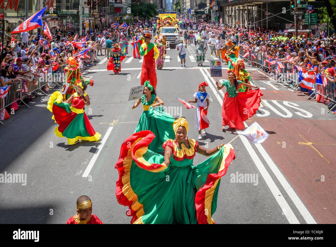 New York, USA. 09 Juni, 2019. Die 62. jährlichen nationalen Puerto Rican Day Parade der Tradition des feiern die Besten der Puertoricanischen Kultur und Musik während einer Hommage an die Helden, die sich auf die Wiederherstellung, der Wiederaufbau und die Erneuerung Bemühungen seit dem Hurrikan Maria beigetragen. Die Parade angekündigt auch mehrere unterschieden Puertoricaner honorees bis März Fifth Avenue am 9. Juni 2019. Credit: Erik McGregor/Pacific Press/Alamy leben Nachrichten Stockfoto