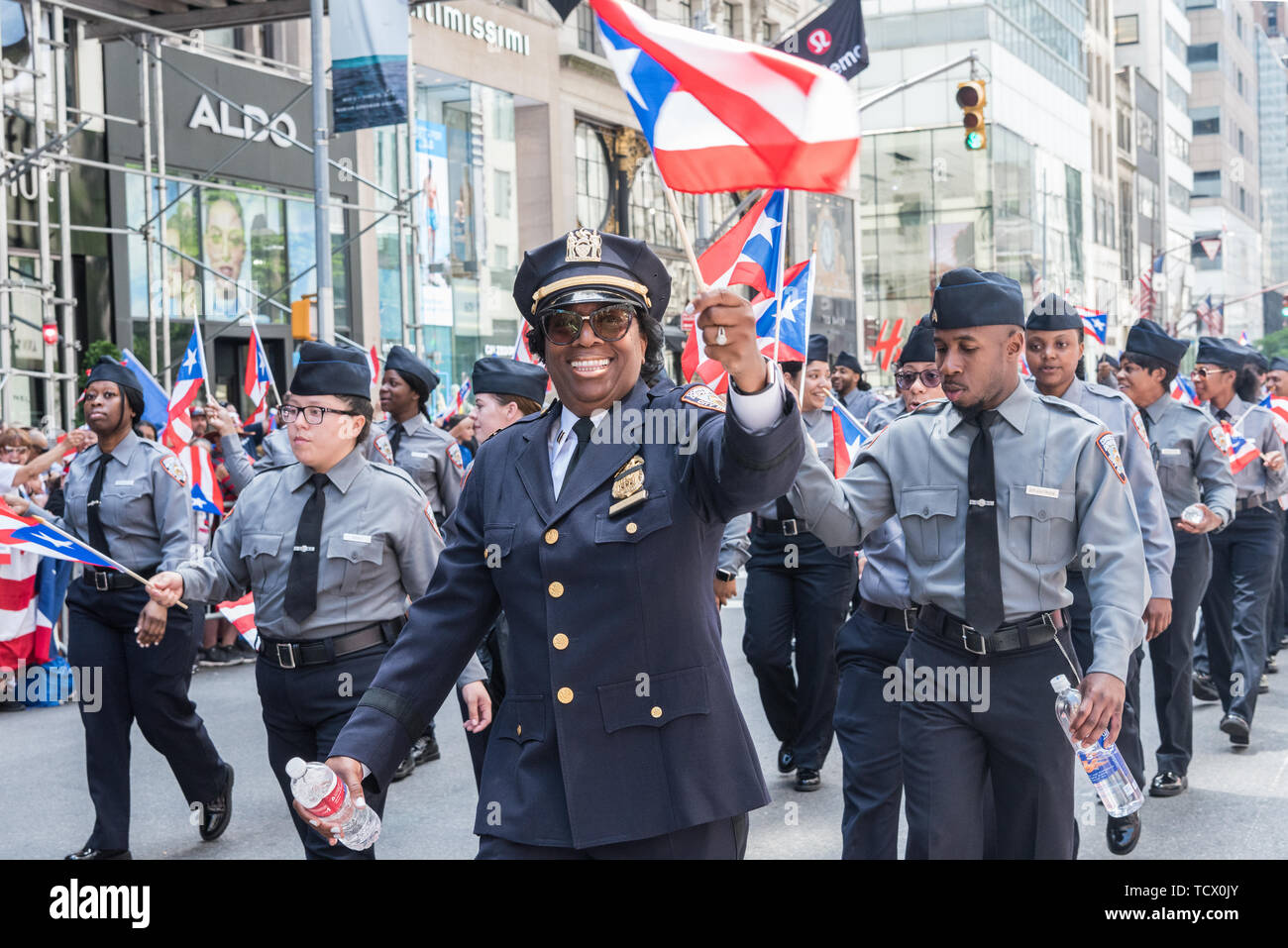 New York, USA. 09 Juni, 2019. Am 9. Juni 2019, Millionen von Menschen säumten die Straßen entlang der 5th Avenue in Midtown Manhattan feiern ihren Puerto Rican Erbe. In seinem 62. Jahr, die nationalen Puerto Rican Day Parade ist die größte Parade der Puertoricanischen Kultur. Das diesjährige Thema war "Un Pueblo, Muchas Voces' (eine Nation, viele Stimmen) feiert die Vielfalt von Puerto Rico. Credit: Gabriele Holtermann-Gorden/Pacific Press/Alamy leben Nachrichten Stockfoto