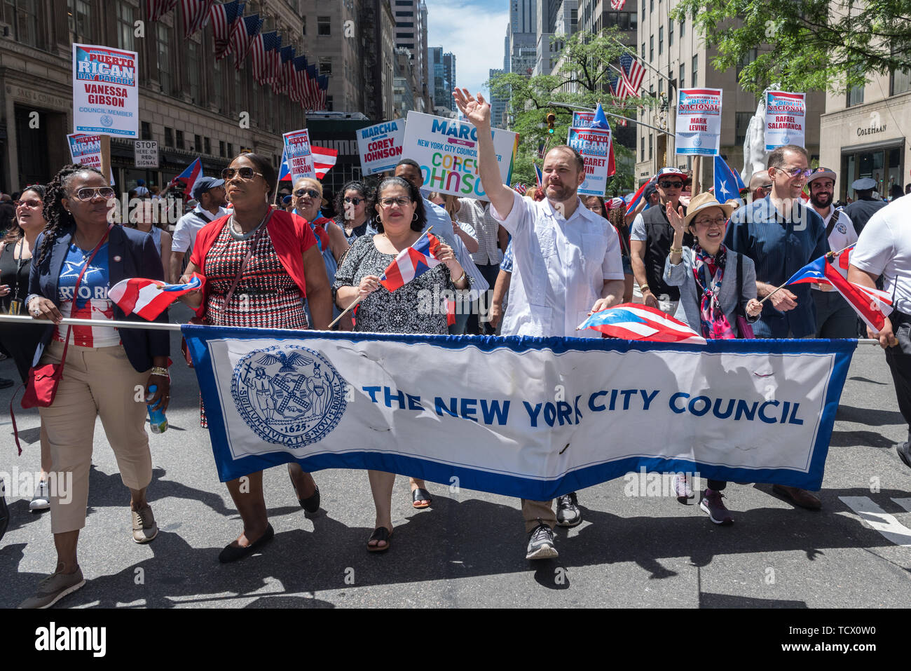 New York, USA. 09 Juni, 2019. NYC-Rat am 9. Juni 2019, Millionen von Menschen die Strassen entlang der 5th Avenue in Midtown Manhattan feiern ihren Puerto Rican Erbe. In seinem 62. Jahr, die nationalen Puerto Rican Day Parade ist die größte Parade der Puertoricanischen Kultur. Das diesjährige Thema war "Un Pueblo, Muchas Voces' (eine Nation, viele Stimmen) feiert die Vielfalt von Puerto Rico. Credit: Gabriele Holtermann-Gorden/Pacific Press/Alamy leben Nachrichten Stockfoto