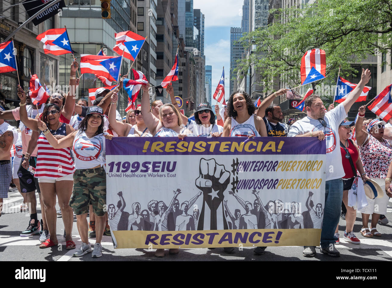 New York, USA. 09 Juni, 2019. Am 9. Juni 2019, Millionen von Menschen säumten die Straßen entlang der 5th Avenue in Midtown Manhattan feiern ihren Puerto Rican Erbe. In seinem 62. Jahr, die nationalen Puerto Rican Day Parade ist die größte Parade der Puertoricanischen Kultur. Das diesjährige Thema war "Un Pueblo, Muchas Voces' (eine Nation, viele Stimmen) feiert die Vielfalt von Puerto Rico. Credit: Gabriele Holtermann-Gorden/Pacific Press/Alamy leben Nachrichten Stockfoto