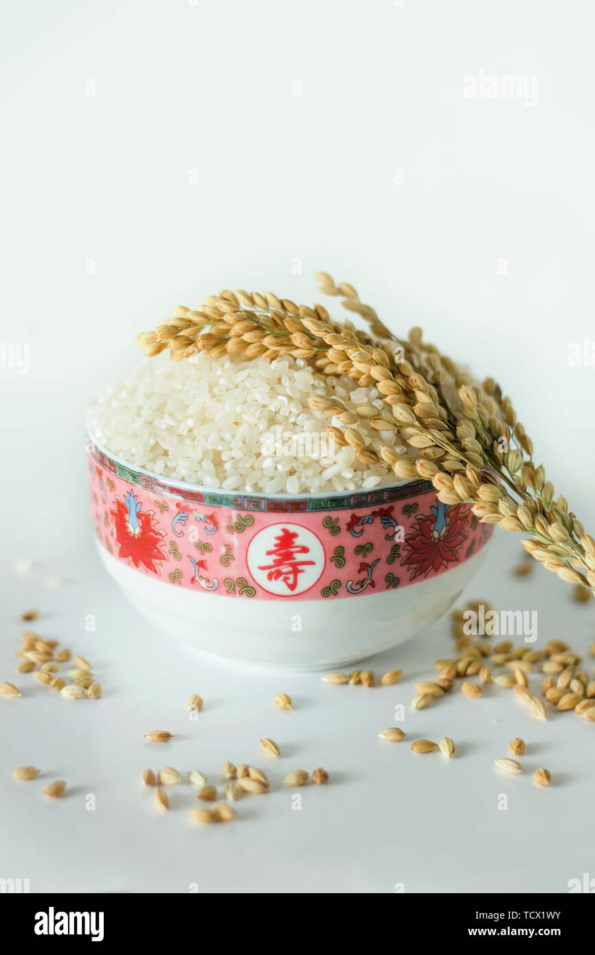 Eine Schüssel Reis und Reis Ohren. Stockfoto