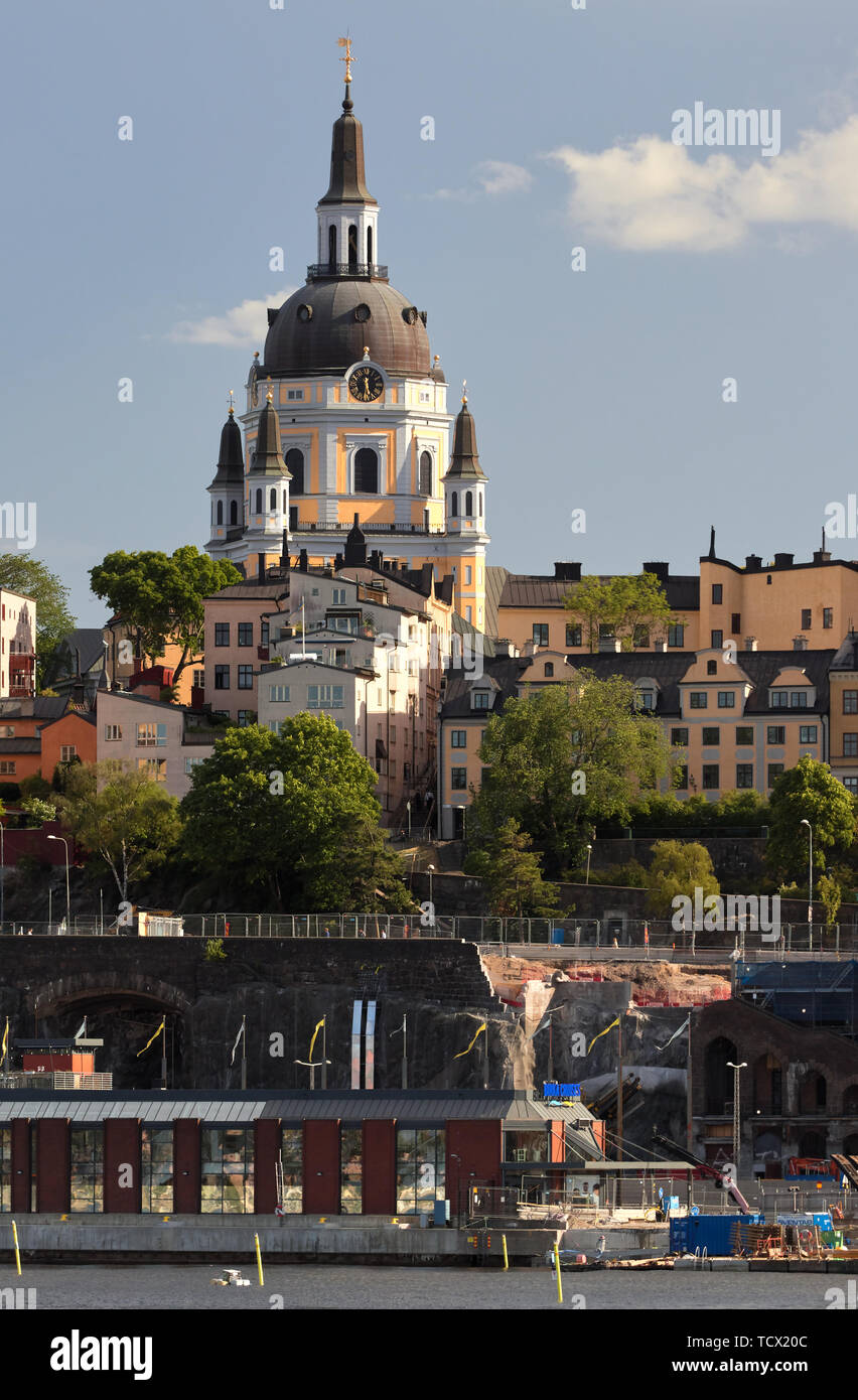 Mit Sofia Kirche im Hintergrund in Stockholm Slussen Stockfoto