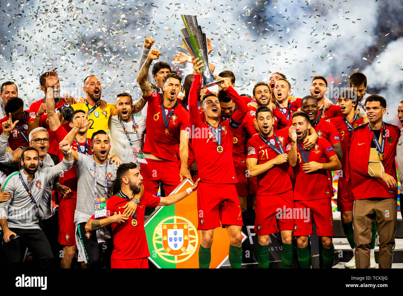 Das portugiesische Team mit der Trophäe, während der UEFA Nationen League Finale im Dragon Stadion in Porto, Portugal (Portugal 1:0 Niederlande). Stockfoto