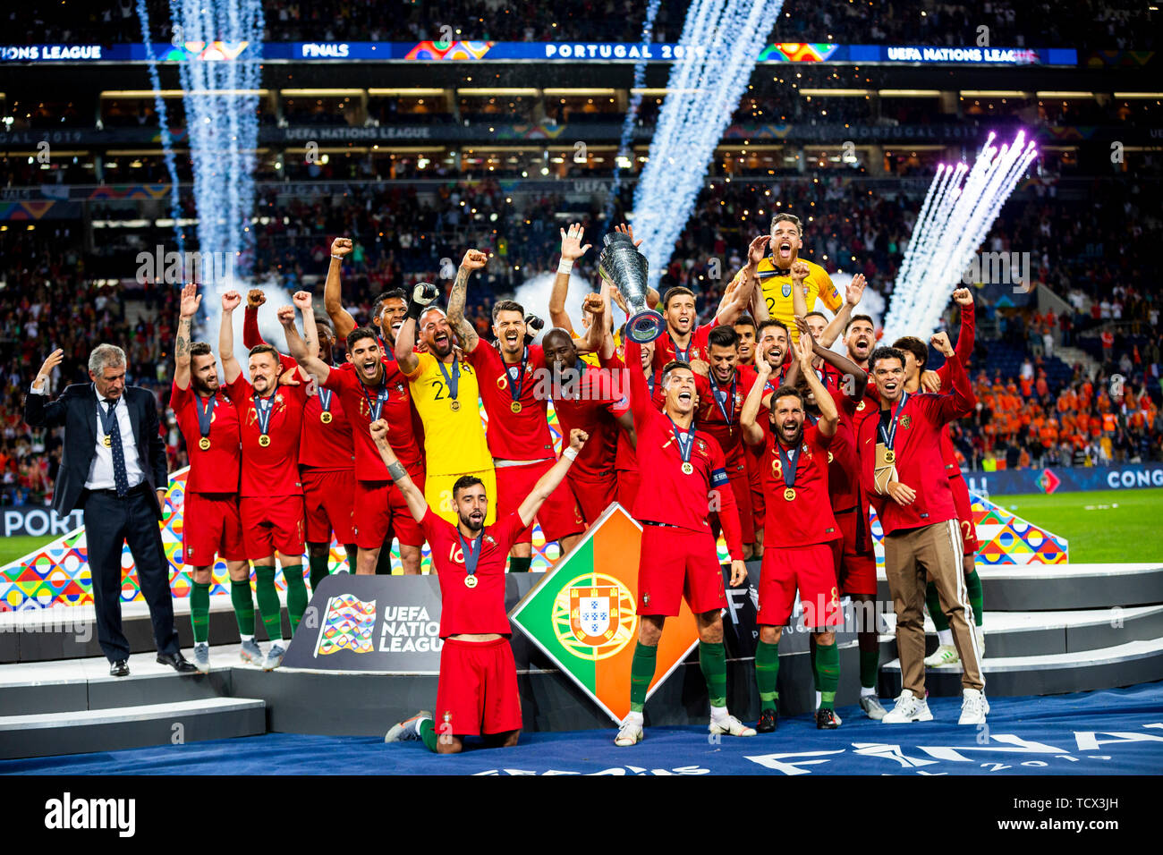 Das portugiesische Team mit der Trophäe, während der UEFA Nationen League Finale im Dragon Stadion in Porto, Portugal (Portugal 1:0 Niederlande). Stockfoto