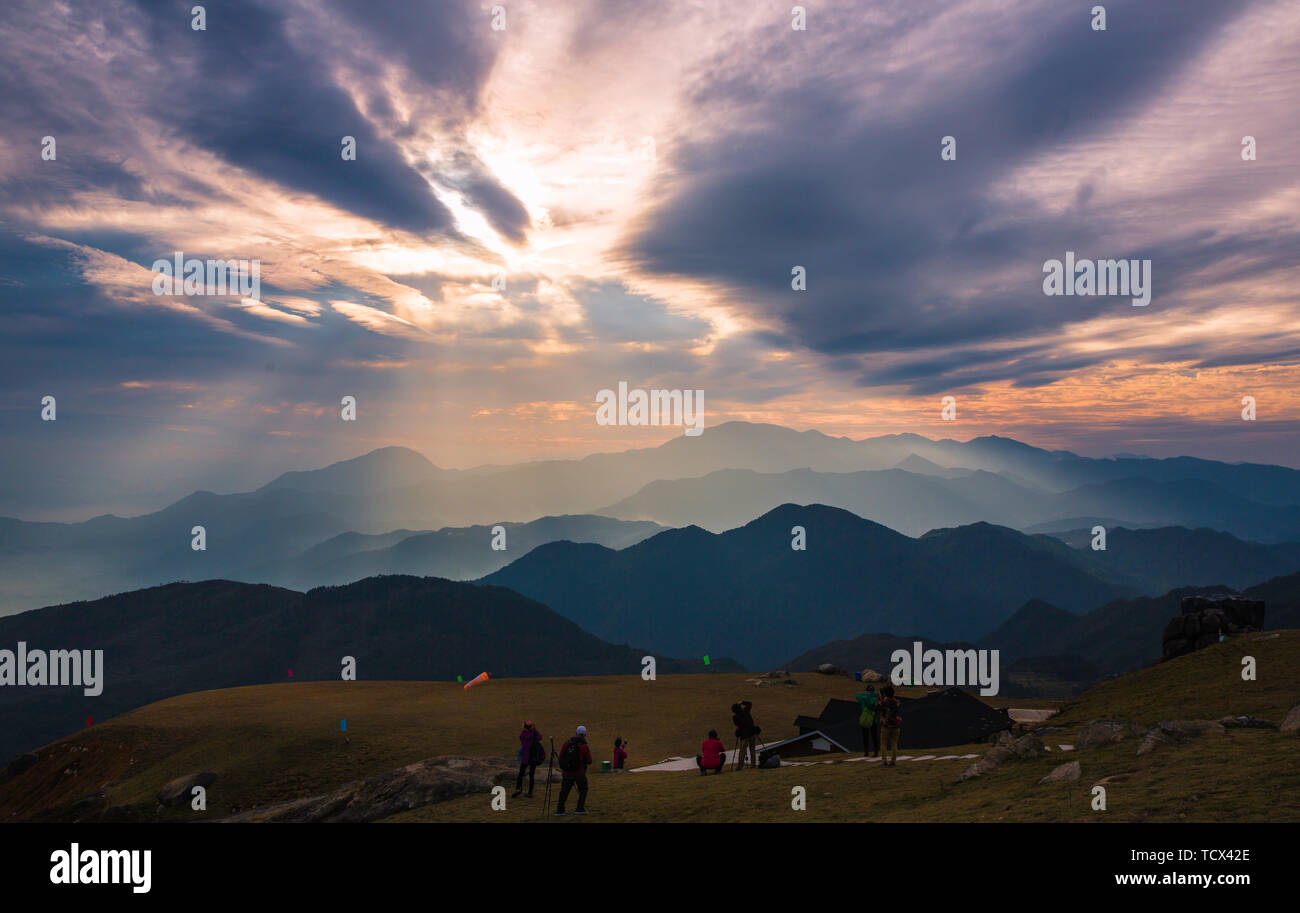 Anji Mountain ist ein hoher Berg in Linhai City, Zhejiang. Dingping als paragliding Sport Basis eingestellt worden. Wir sehen den Sonnenuntergang und Jesus Licht auf dem Gipfel des Berges. Stockfoto