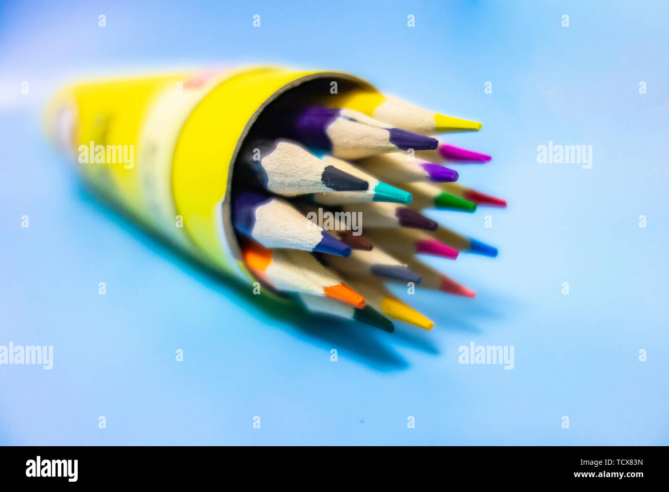Eine übersichtliche Buntstift auf einem blauen Hintergrund Stockfoto