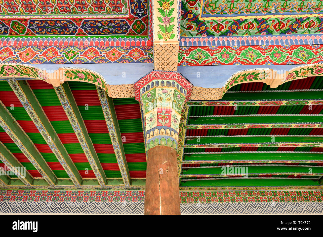 Schöne Dekoration der Holzdecke in einem der Gräber, Fergana-tal, Kokand, Usbekistan, Silk Route Stockfoto