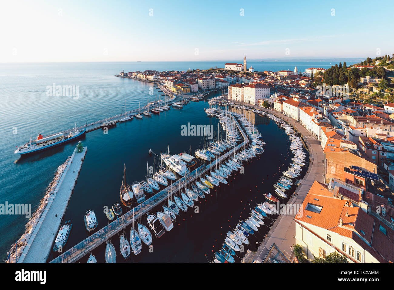 Antenne Panorama der wunderschönen slowenischen Stadt Piran Stockfoto