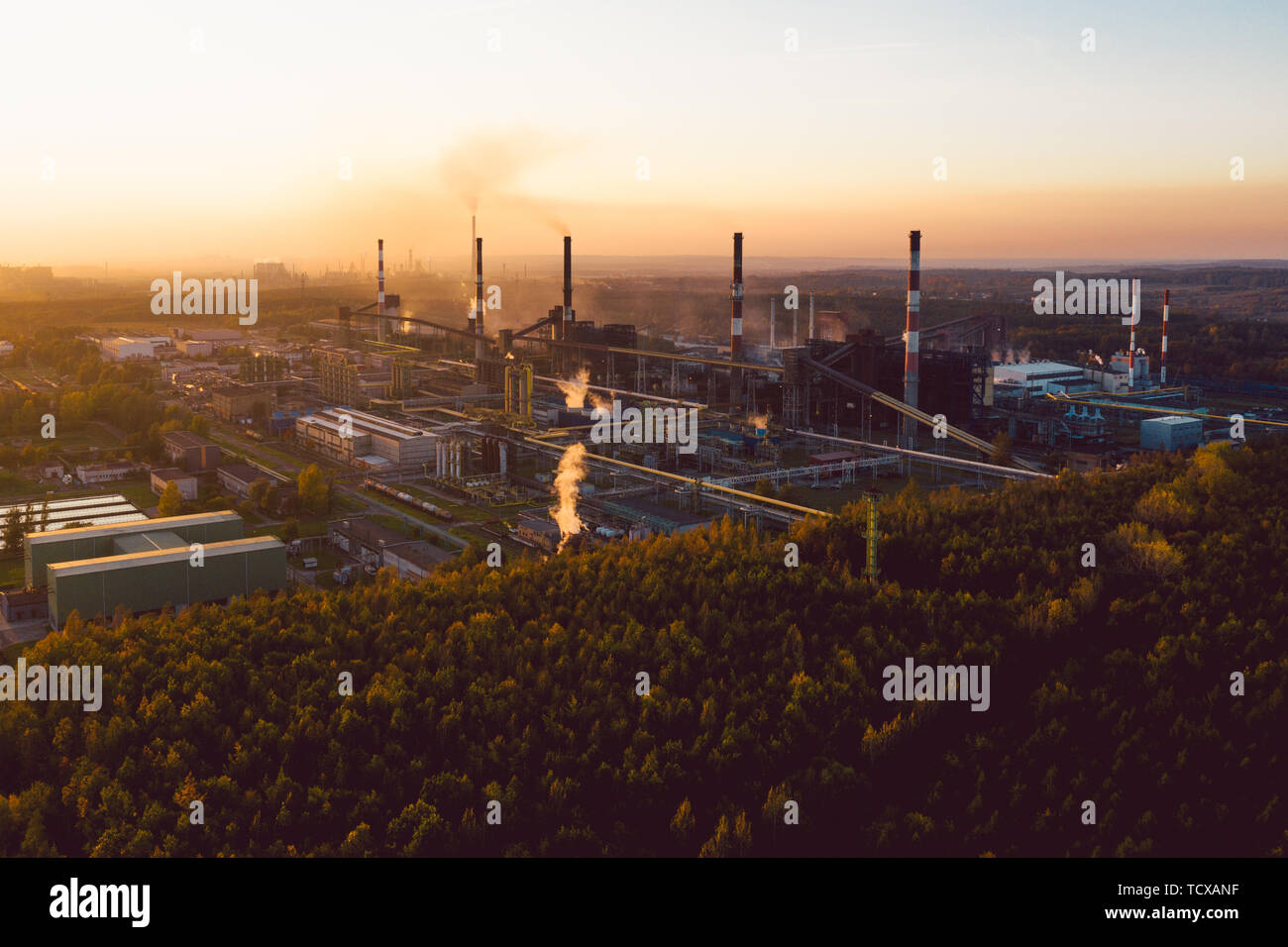 Industrielle Landschaft mit starker Verschmutzung durch eine große Fabrik produziert Stockfoto