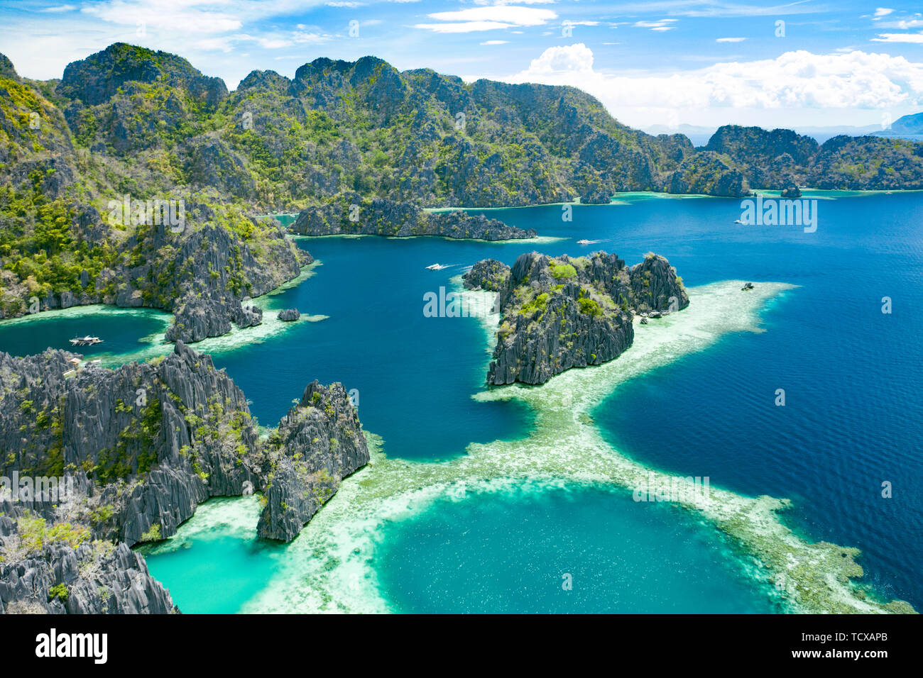 Luftaufnahme von wunderschönen Lagunen und Kalkfelsen von Coron, Palawan, Philippinen Stockfoto