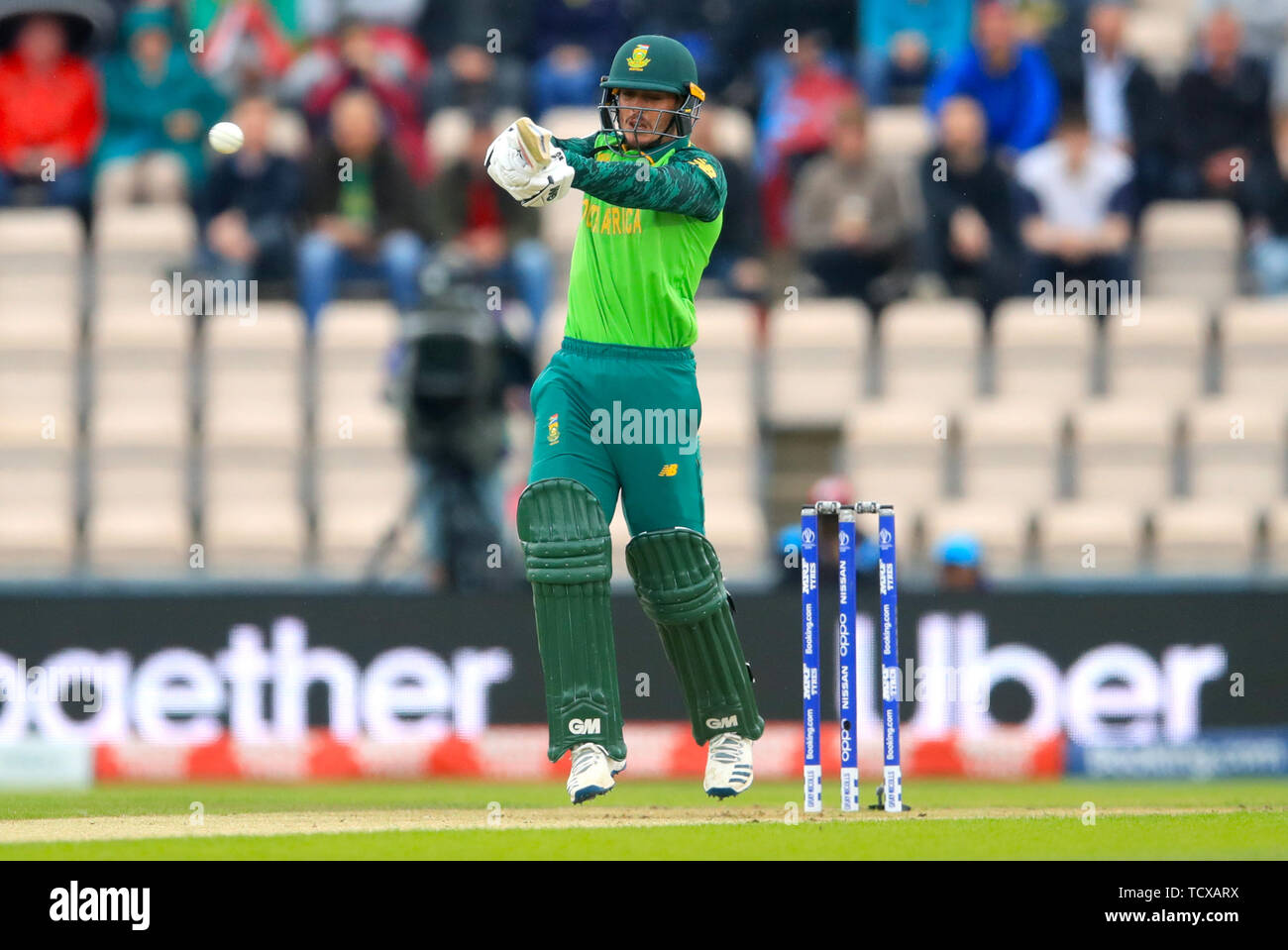 Südafrikas Quinton de Kock Hits die Grenze während der ICC Cricket World Cup group Phase Match im Hampshire Schüssel, Southampton. Stockfoto