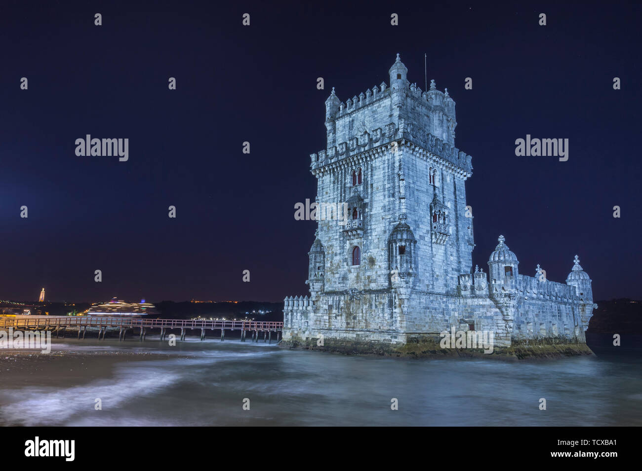 Kreuzfahrtschiff hinter Torre de Belem (Belem-Turm) (Turm von St. Vincent, UNESCO-Weltkulturerbe, Belem, Lissabon, Portugal, Europa Stockfoto