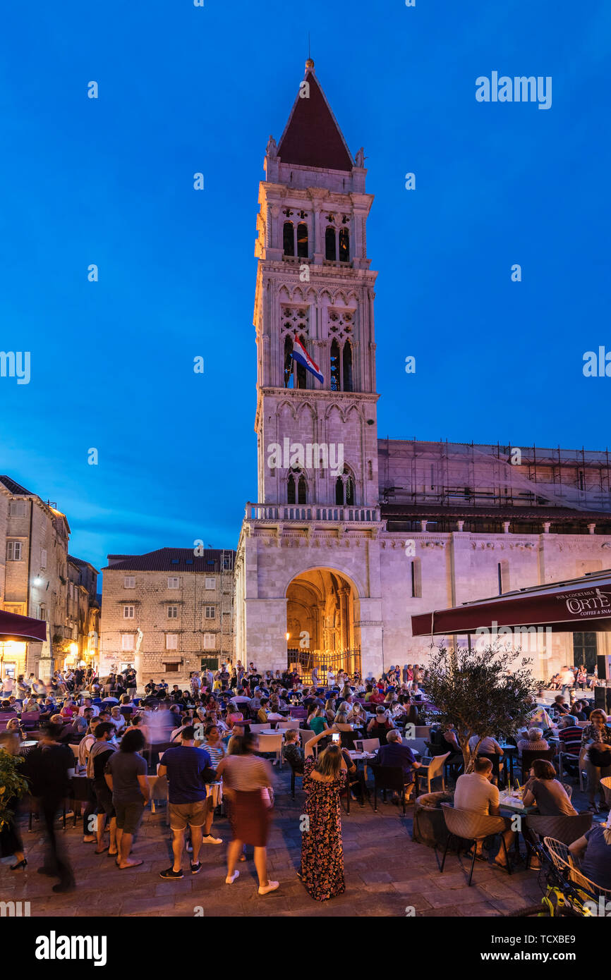 Restaurants und Cafés am Hauptplatz, Kathedrale St. Laurentius, Trogir, UNESCO-Weltkulturerbe, Dalmatien, Kroatien, Europa Stockfoto