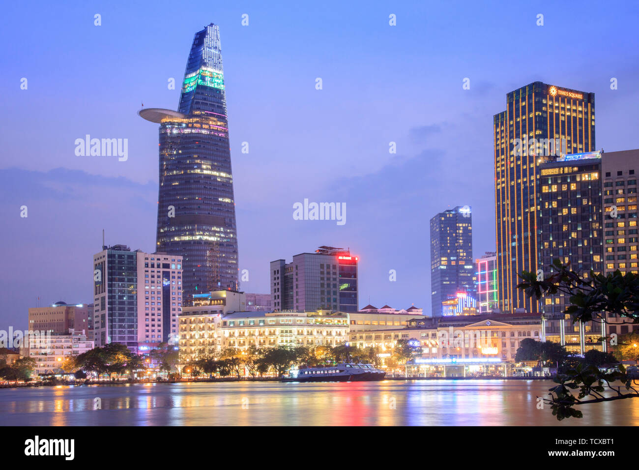 Die Skyline des zentralen Geschäftsviertels von Ho Chi Minh City mit dem Bitexco-Turm und dem Saigon-Fluss, Ho Chi Minh City, Vietnam Stockfoto