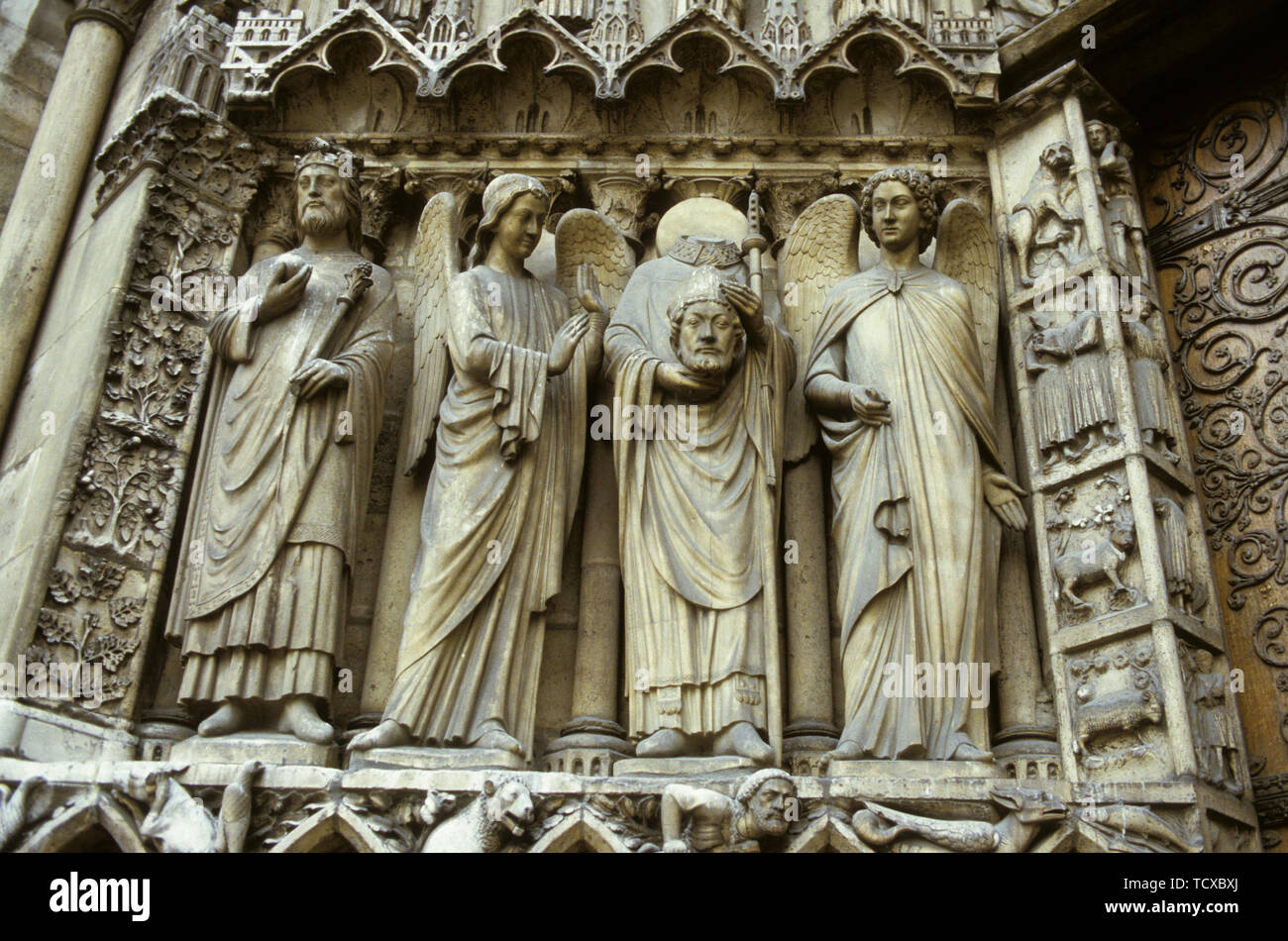 NOTRE DAME Paris Statuen neben dem Eingang der Kathedrale Saint mit Kopf in den Händen Stockfoto