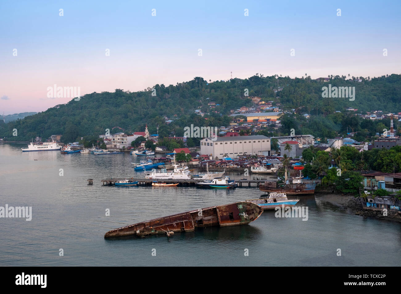 Ein Schiffswrack im Hafen, Ambon, Molukken (Maluku, Indonesien, Südostasien, Asien Stockfoto