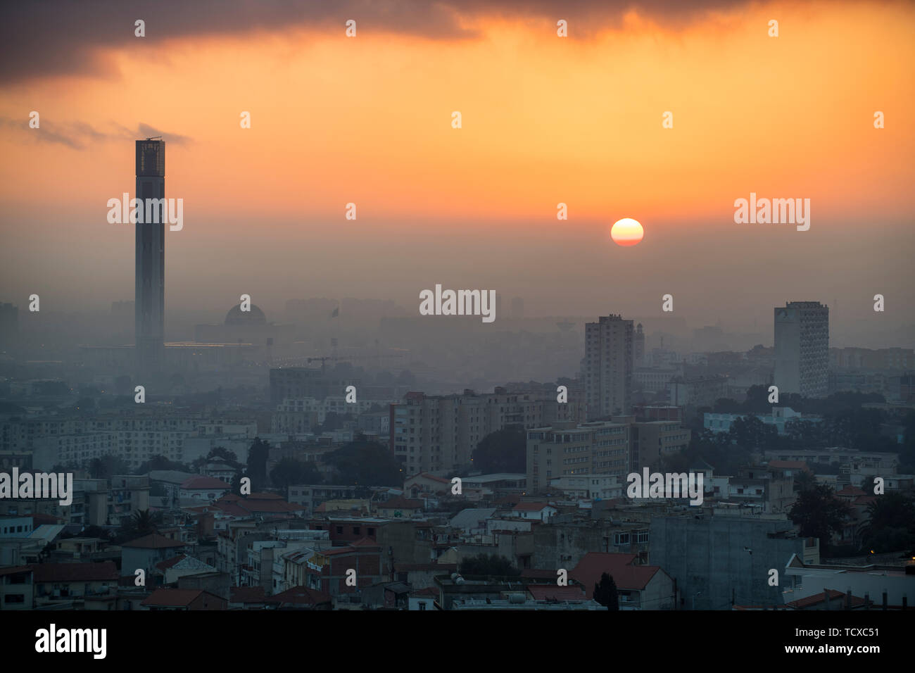 Sonnenaufgang über Algier mit das größte Minarett der Welt, Algier, Algerien, Nordafrika, Afrika Stockfoto