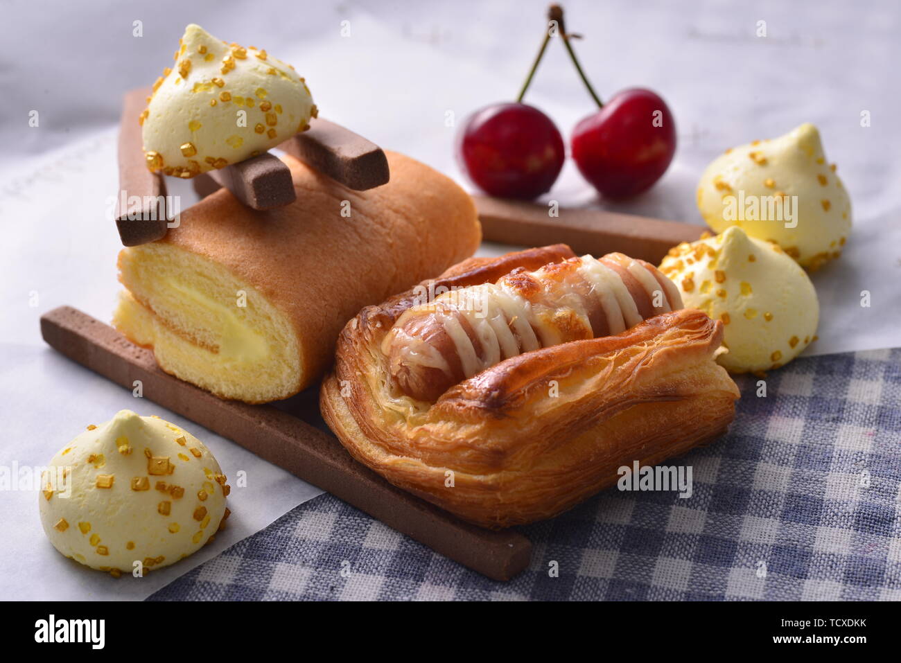 Essen Kuchen auf ein Picknick Tuch. Tee am Nachmittag. Stockfoto