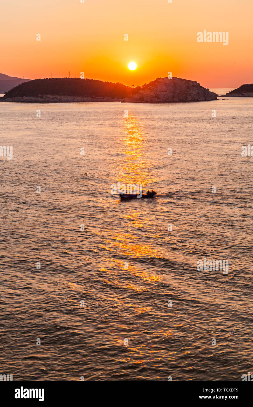 Sonnenuntergang Sonnenuntergang Sonnenuntergang Landschaft der Bohai Meer in Yantai, Provinz Shandong, China Stockfoto