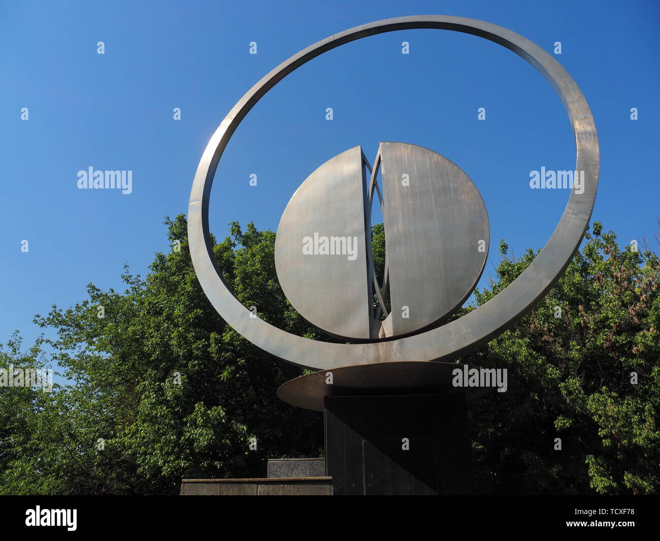 Mailand, Italien, 5. Juni 2019 - Moderne Denkmal in 6. Februar Square, in der Nähe 3 Torri Mailand statt. Mailand Lombardei Stockfoto